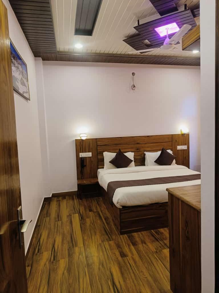 Hotel Kasauli View Cafe Restaurant Open Terrace Mountain View Екстериор снимка
