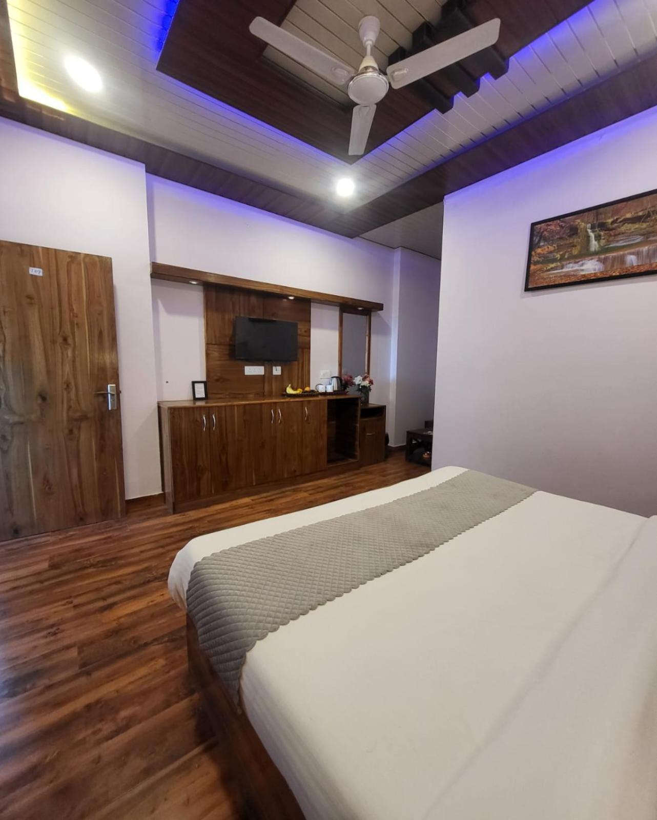 Hotel Kasauli View Cafe Restaurant Open Terrace Mountain View Екстериор снимка